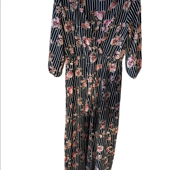 Rue 21 Floral striped maxi Romper Dress Half Sleeves
Shorts + criss cross neck - Picture 5 of 8